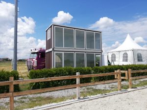 Двуетажен контейнер Размер: 240х600см. H-240см. Квадратура: общо - 28,8кв.м. Помещения: 1 Покрив: санвич панел Стени: Сандвич панел 40мм. + външно боядисване Конструкция: метална поцинкована Дограма: етаж 1 - 540х200см. С едно отваряемо крило, етаж 2 - 540х200см. Фикс., 1бр. 100х100см. 50% отваряем. 2бр. Алуминиева врата: 90х190см.